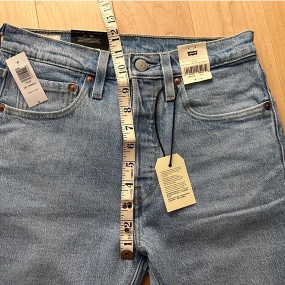 BNWT- Aritzia Levi's Premium 501 Skinny Jeans in Tango Light (26) - Picture 8 of 10